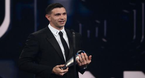 "منقذ الأرجنتين".. مارتينيز يتوج بجائزة أفضل حارس في العالم